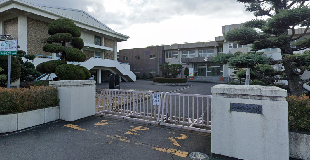 丸亀市立飯山北小学校(約579m~679m)