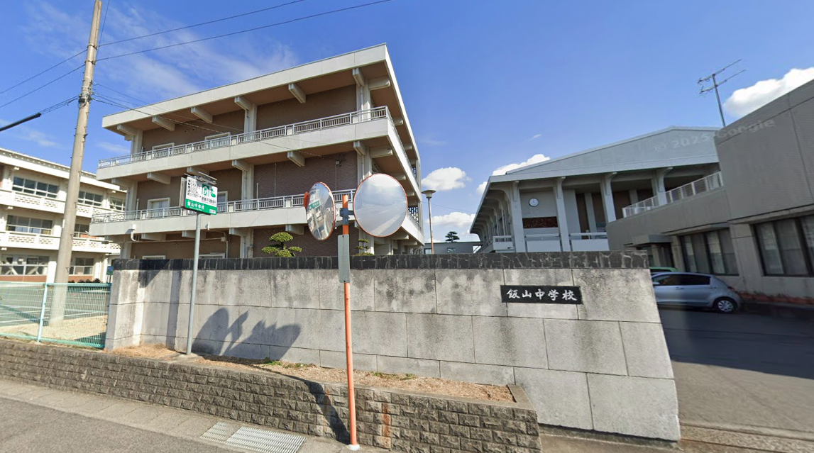 丸亀市立飯山中学校(約401m~501m)