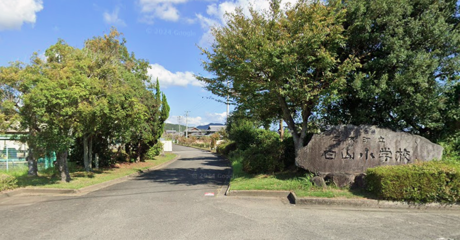 三木町立白山小学校(約300m~400m)